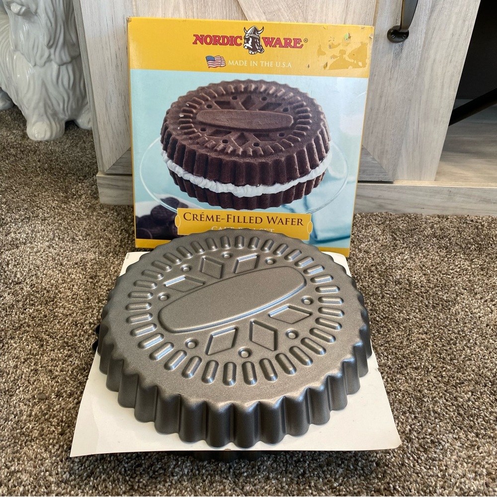 NEW Nordic Ware Creme-Filled Wafer 2-piece Cake Pan Set Crème Filled Wafer